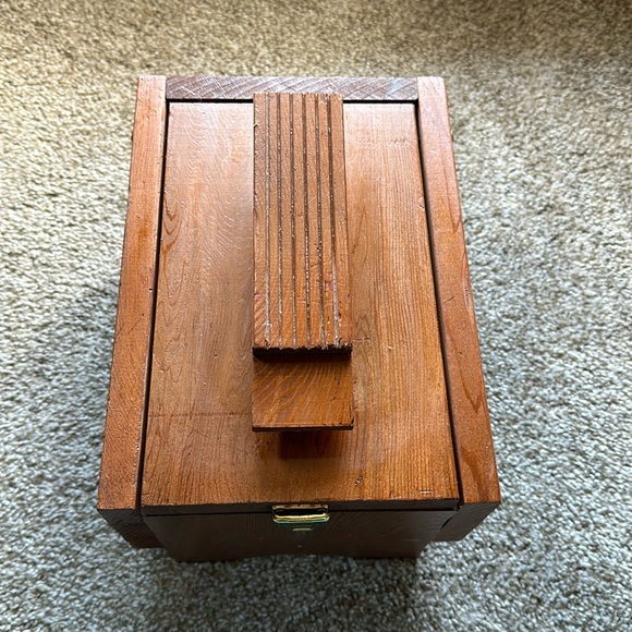 🧰 Vintage Wooden Shoe Shine Cedar Box with Brushes - Picture 1 of 3